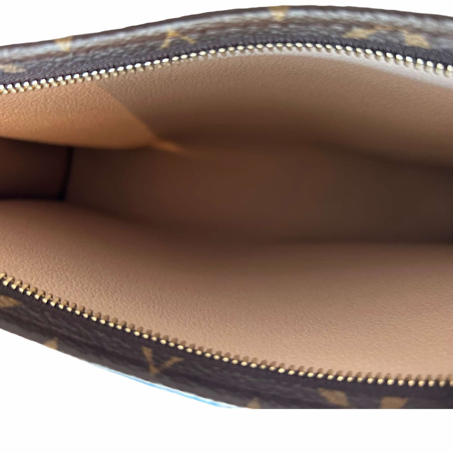 Louis Vuitton Toiletry Pouch 26 - M47542
