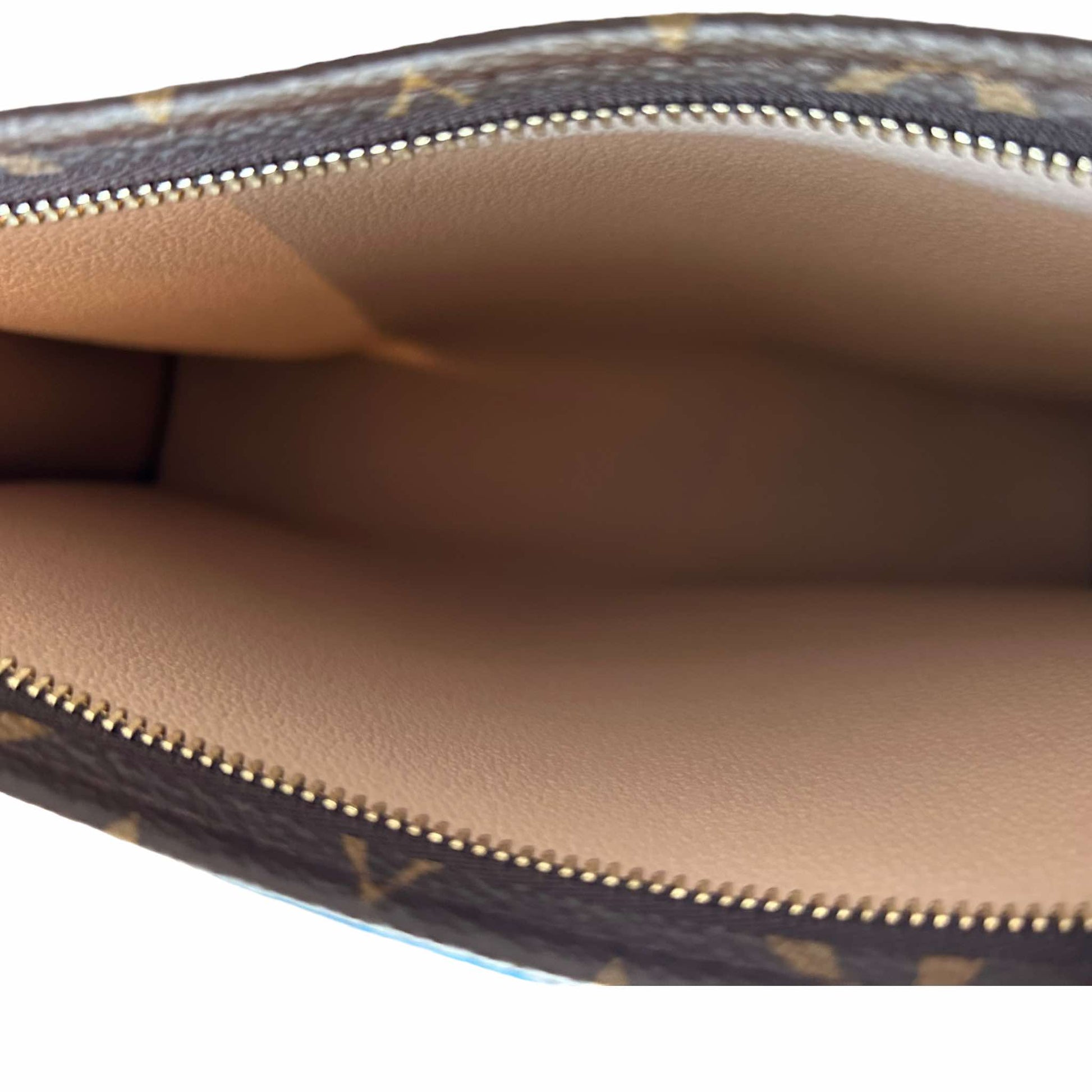 Louis Vuitton Toiletry Pouch 26 -  M47542