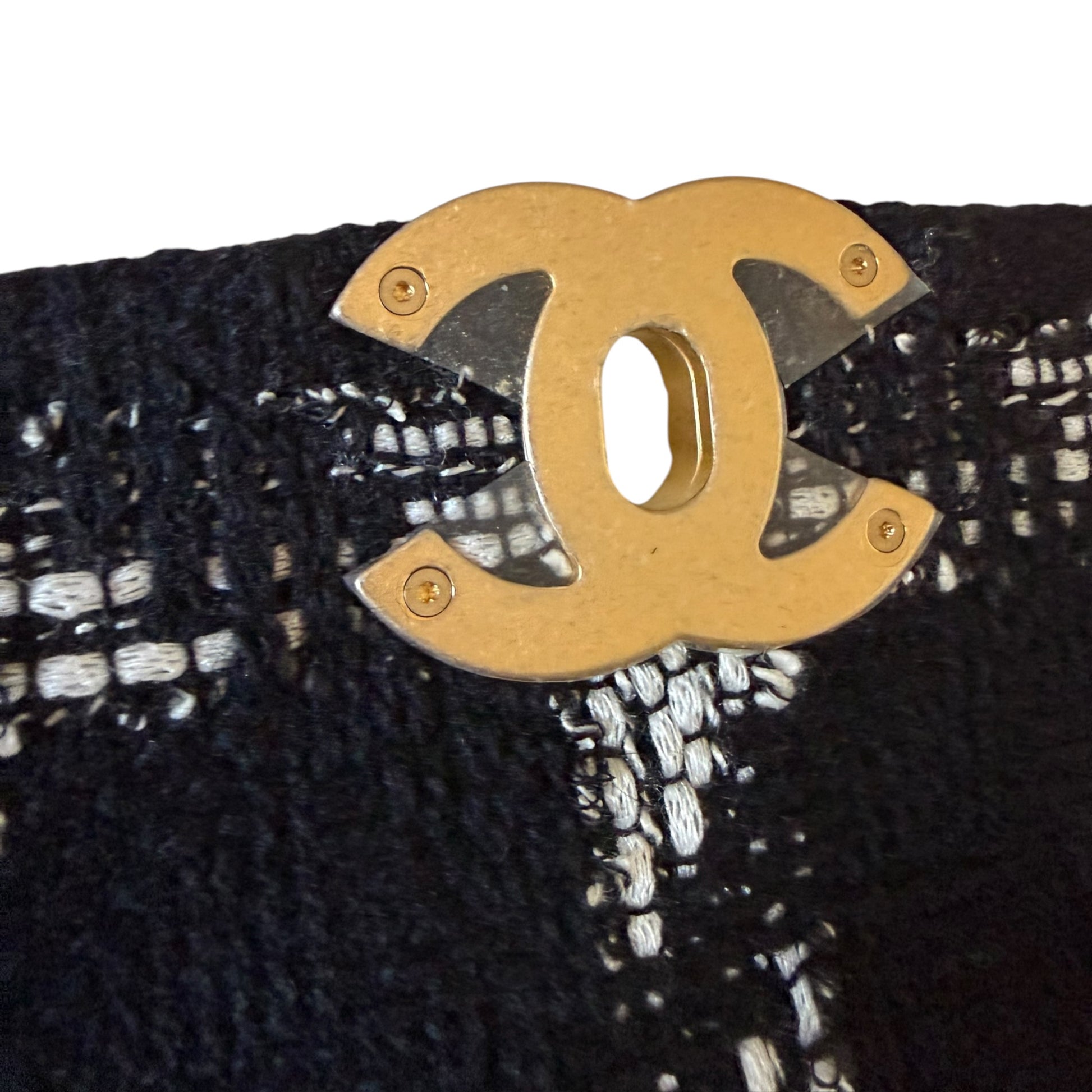 Chanel Medium Houndstooth Black & White Tweed 19 Flap