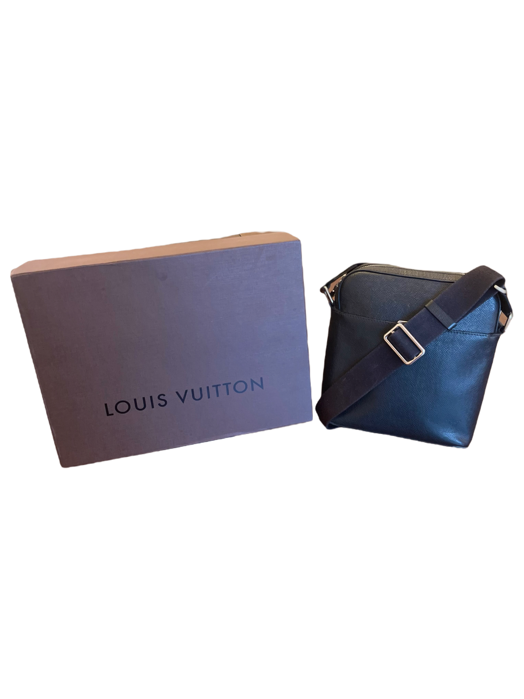 Louis Vuitton Anton taiga Leather